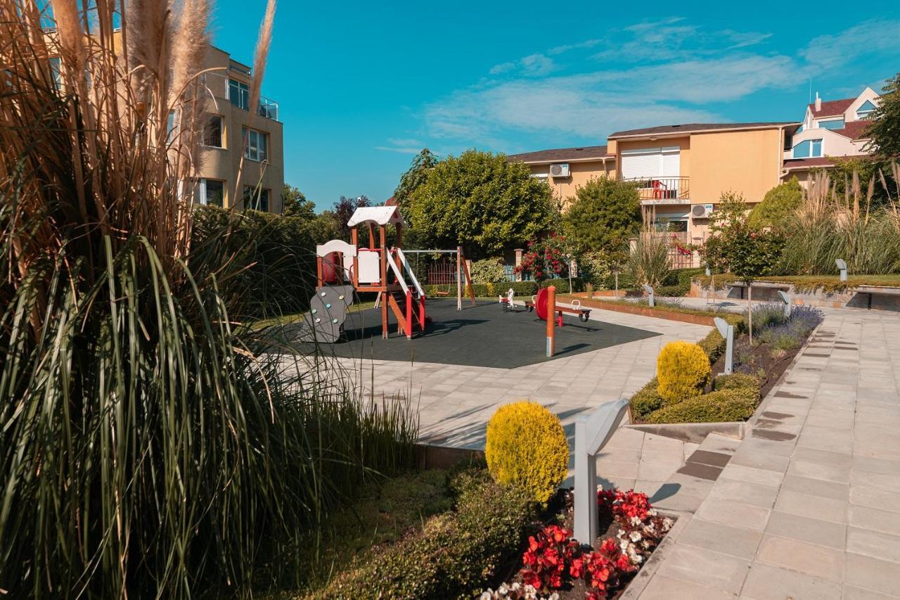 Nobile Apartment - Coral Residence Complex With Parking & Pool Várna Kültér fotó